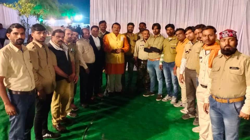 Chief Minister shivraj singh chouhan showered flowers on the residents of Indore