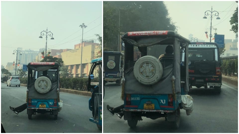 Jaipur police Insensitivity  dead body taken by e-rickshaw to mortuary head and legs hanging outside