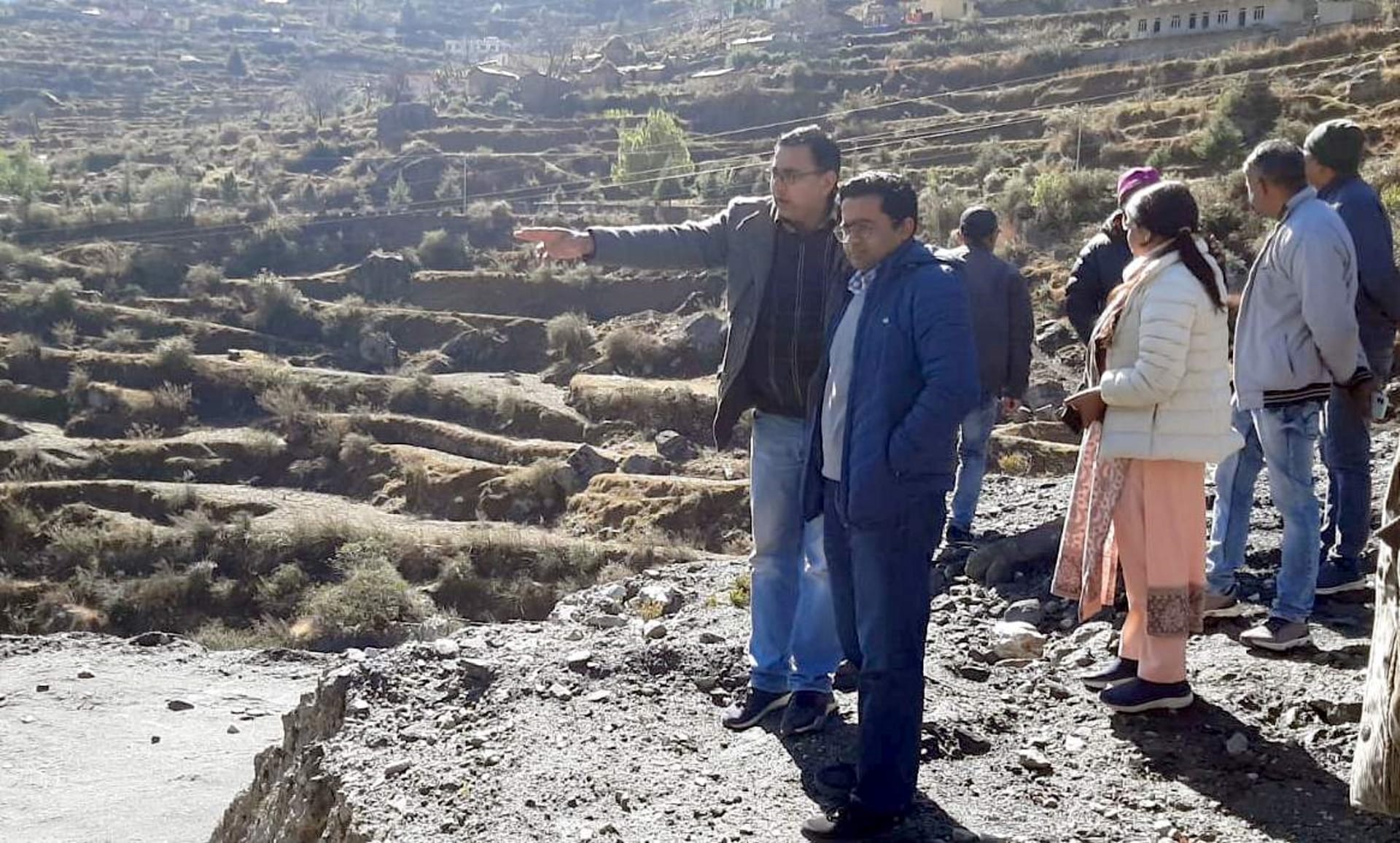 Joshimath Sinking Madhavi kept staring at crumbling house said emotionally this is painful and unbearable