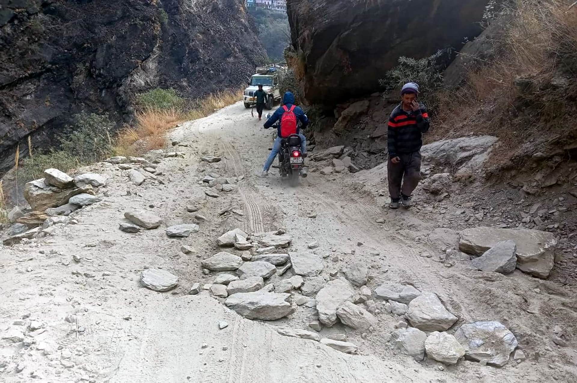 Joshimath Is Sinking water stream burst again on Joshimath Narasimha temple road Uttarakhand news in hindi