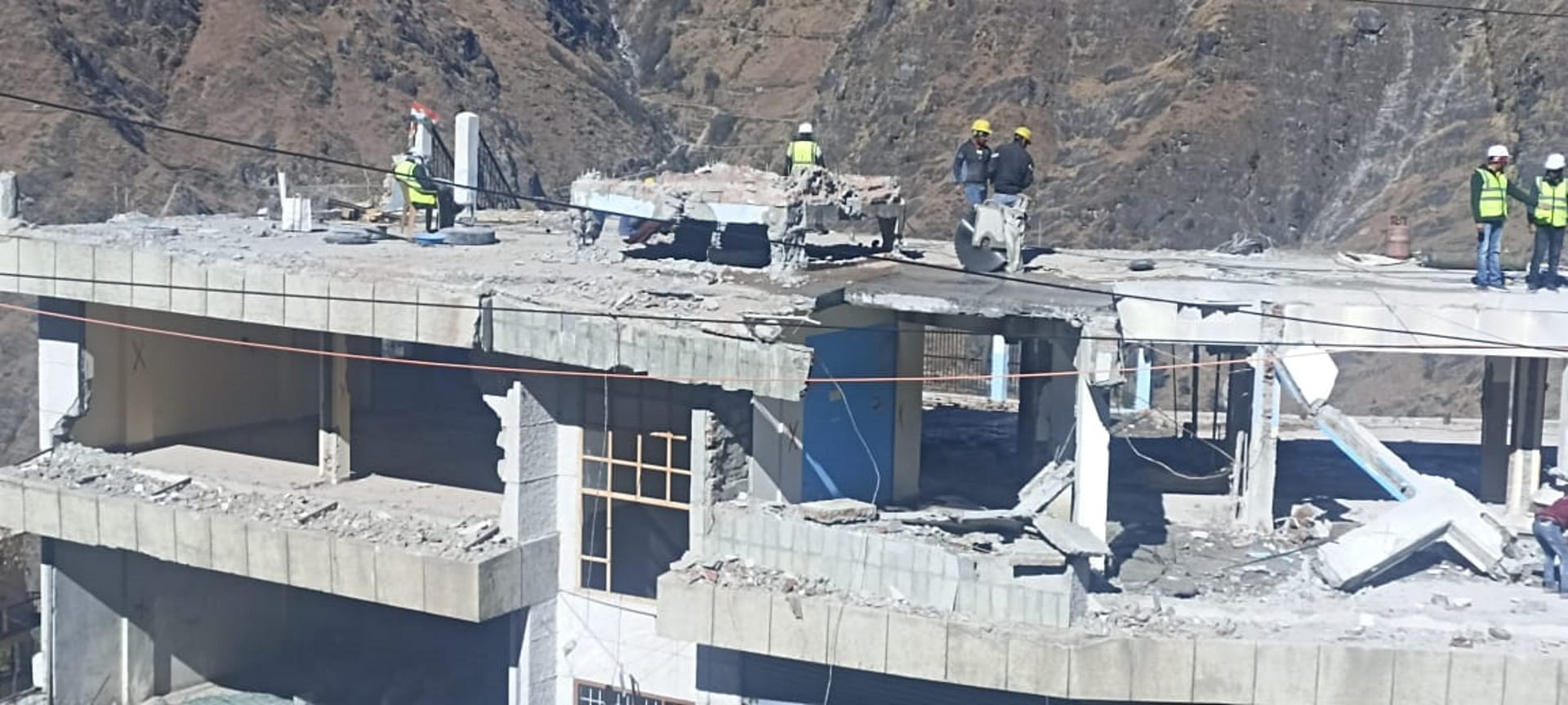 Joshimath Is Sinking three floors of both hotels demolished people protest against Helang-Marwari bypass