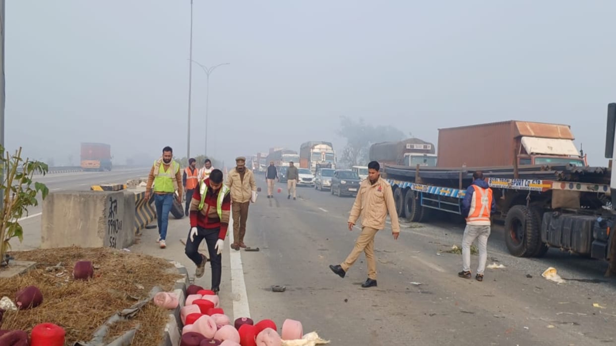 Baghpat: Six vehicles collided on Eastern Peripheral Expressway in fog, more than ten injured
