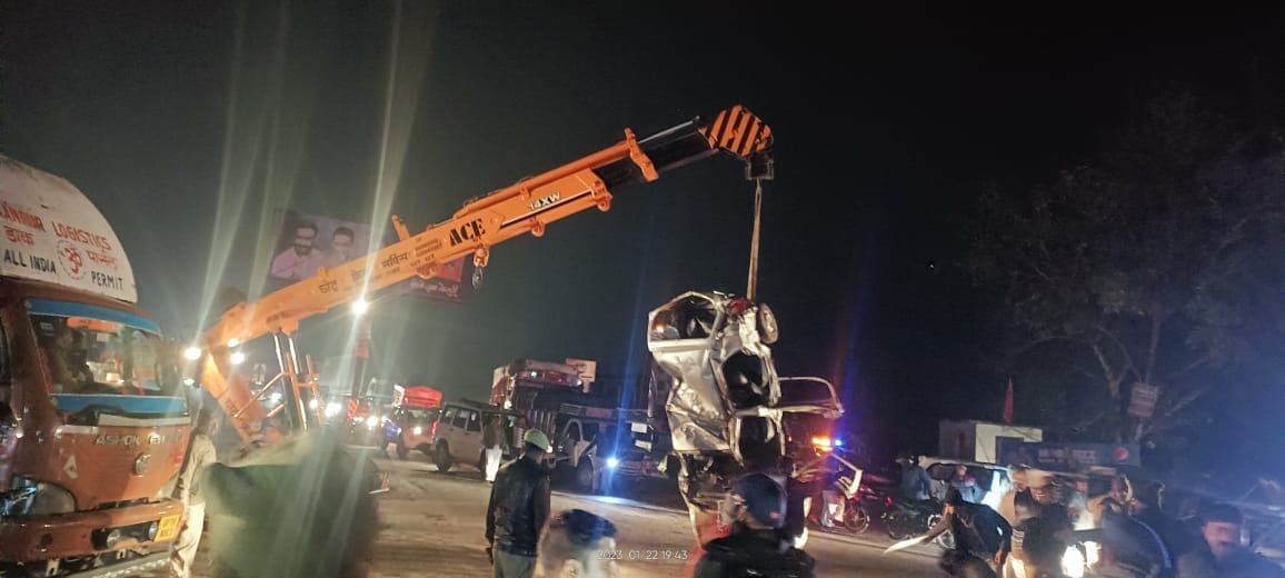 Uncontrolled dumper rampage on Lucknow-Kanpur highway, trampled people standing on the roadside, six died