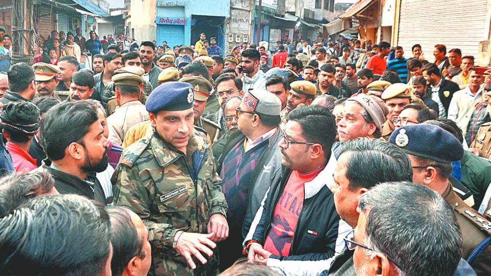 There is anger among traders in case of loot from Saraf in Agra they protested against police administration