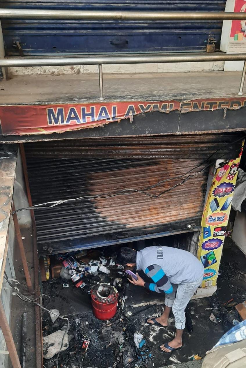 Fire in Varanasi: Mobile shop caught fire, mobiles, parts and other goods worth lakhs of rupees burnt to ashes