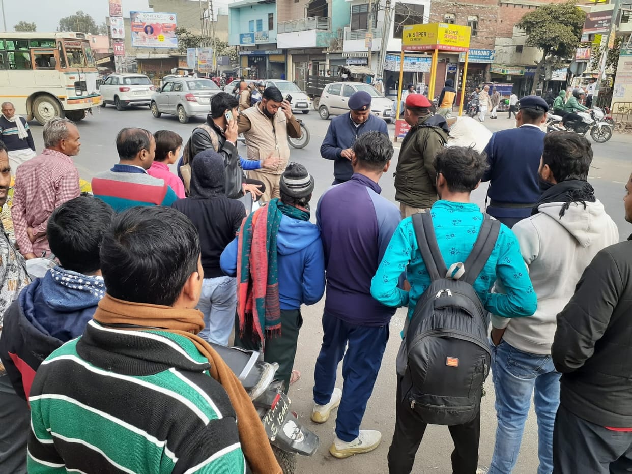 Baghpat: Molestation of girls going to buy goods in the market, ruckus, two youths detained