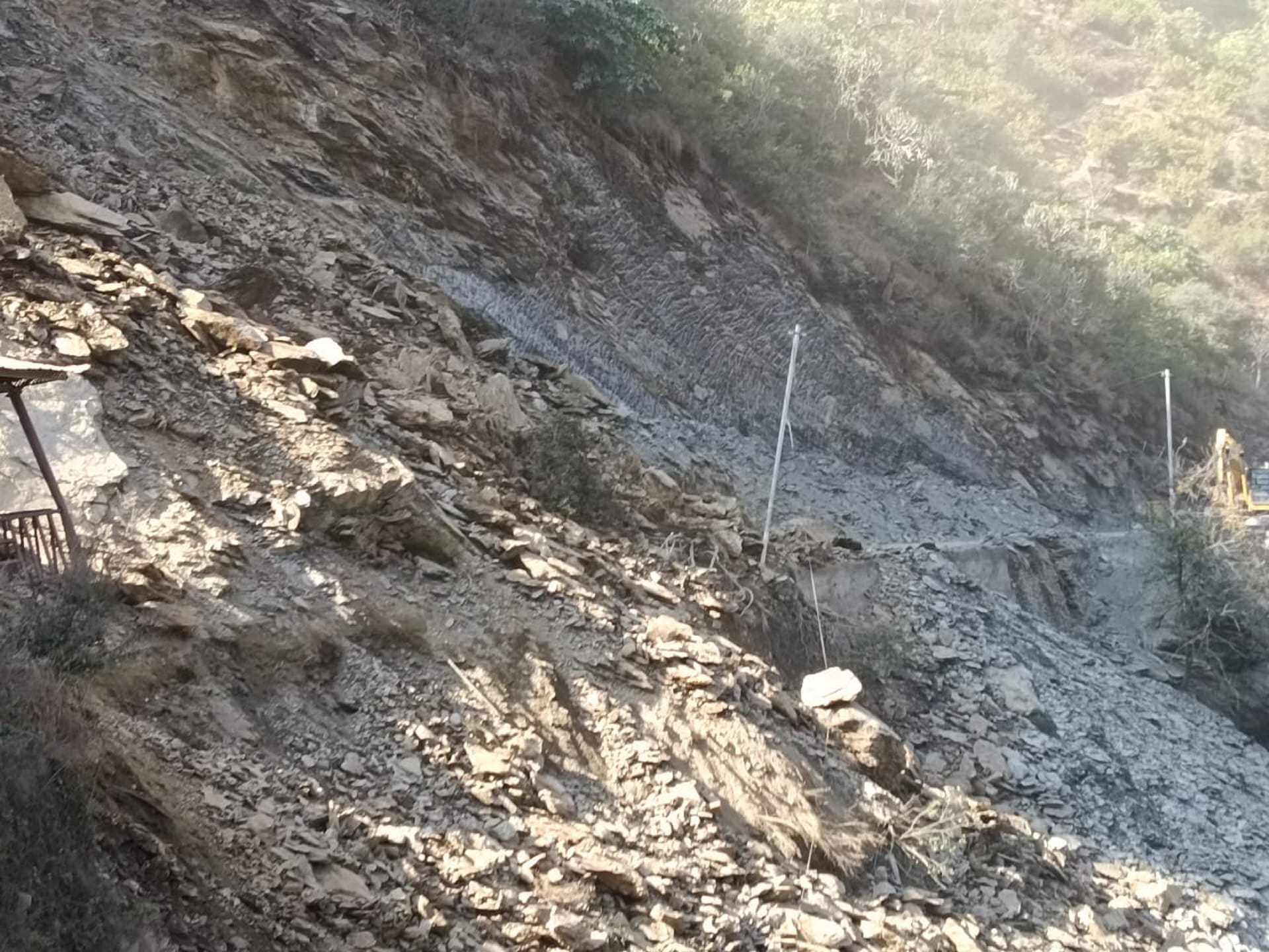 Mountain broken due to cutting barricade and bike immersed in river Vikasnagar Tyuni Uttarakhand news in hindi