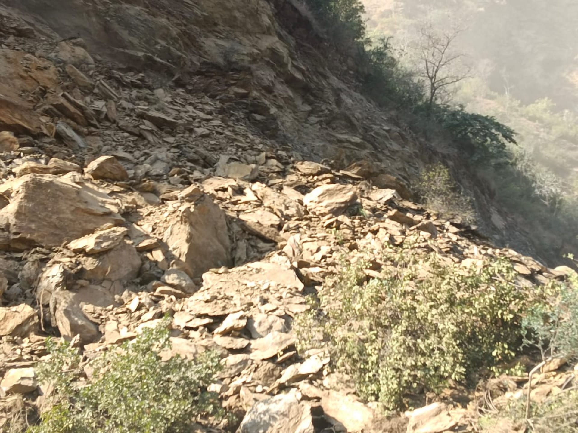 Mountain broken due to cutting barricade and bike immersed in river Vikasnagar Tyuni Uttarakhand news in hindi