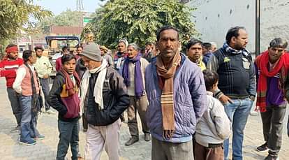 औंछा क्षेत्र में सड़क हादसे में किसान की मौत के बाद पोस्टमार्टम हाउस पर मौजूद परिजन।