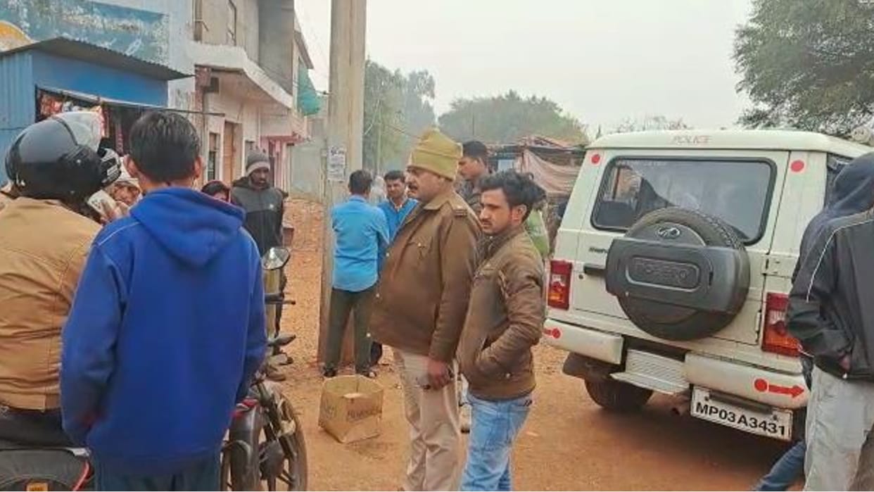 a newborn girl Dead body found wrapped in blanket in Shivpuri Madhya Pradesh