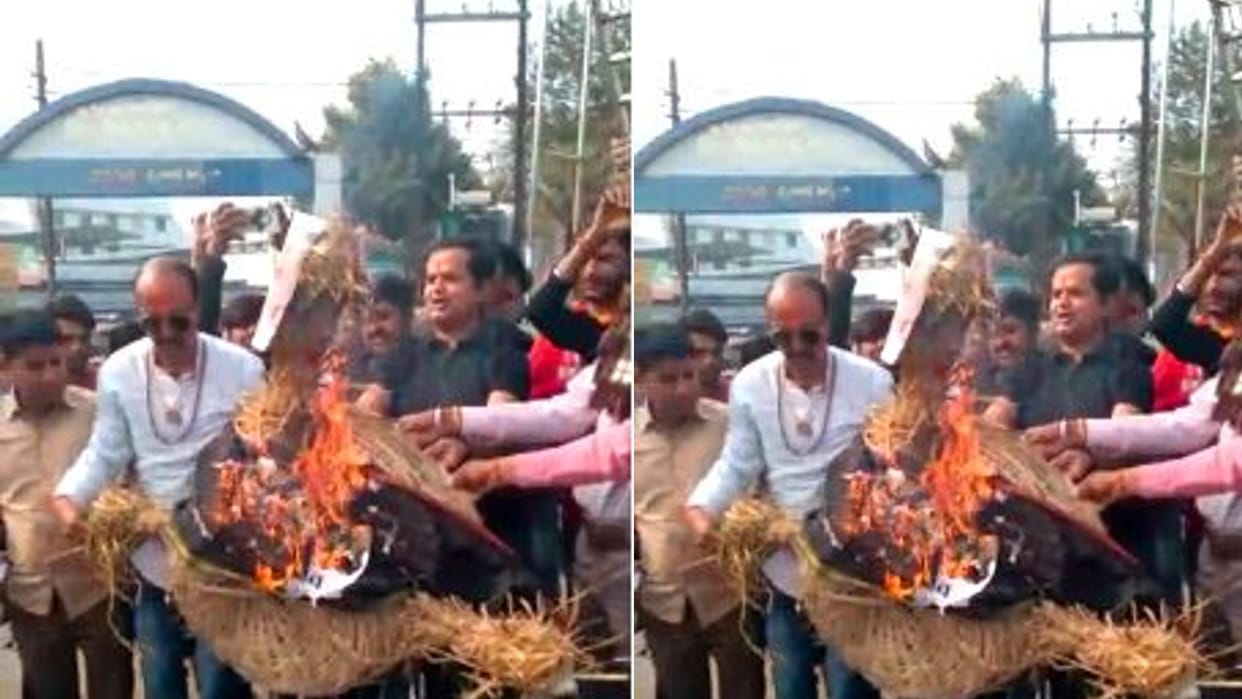 Hindu organizations burnt Shyam Manav effigy for calling Dhirendra Shastri of Bageshwar Dham fugitive Damoh