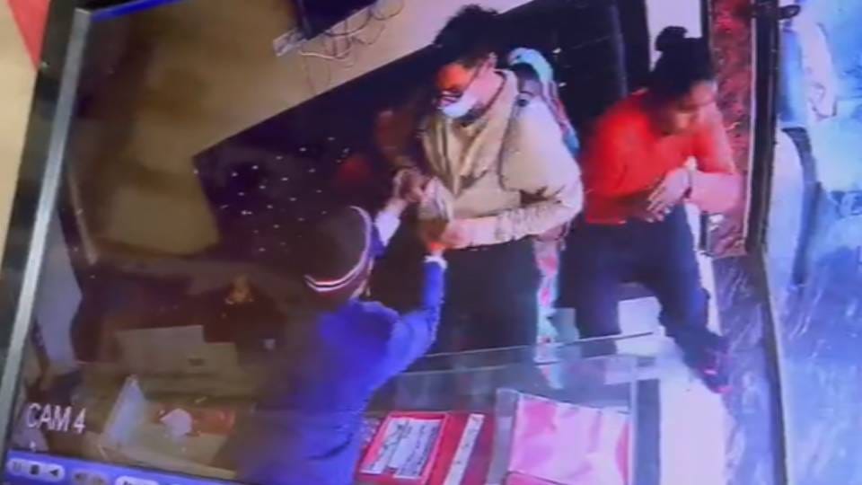 A video has surfaced of a young man trying to rob a jewelry shop posing as a customer in Agra