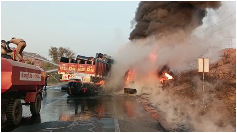 Two trucks caught fire after collision in Sirohi driver died due to burning alive