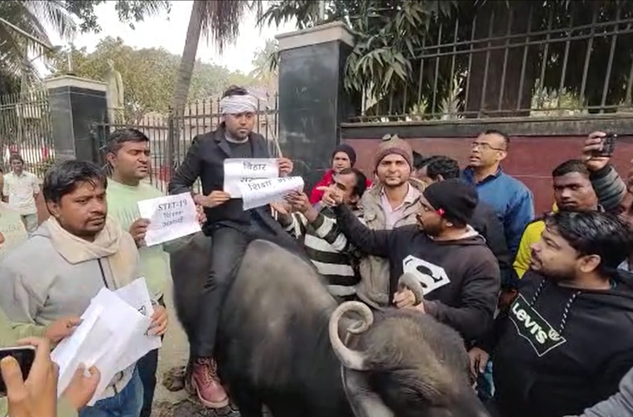 BHAINS KE AAGE BEEN BAJANA a unique demonstration by STET candidates in patna against education minister bihar