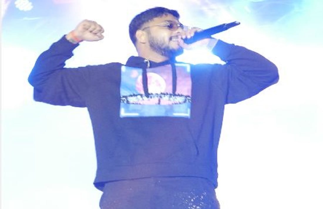 Rapper Raftaar descended from stage of Kashiyatra in iit bhu after students broke barricading
