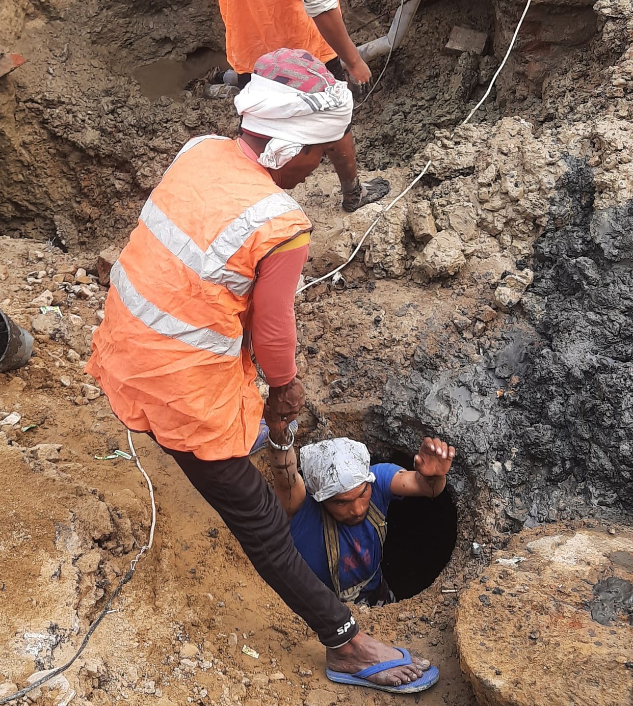 UP: Ban on manual cleaning of sewers and septic tanks