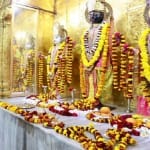 रघुनाथ मंदिर में पूजा करते राहुल