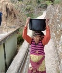 नगर केसिकड़ानी क्षेत्र में घर के लिए पानी लाती महिला। संवाद