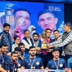 ट्रॉफी के साथ विजेता टीम