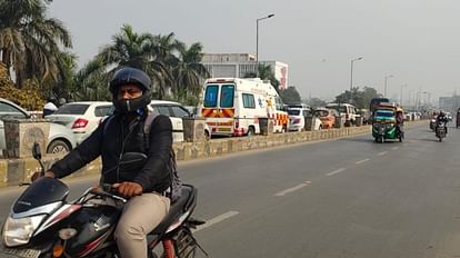 आर. ब्लॉक फ्लाईओवर पर कंकड़बाग-बुद्धमार्ग-करबिगहिया का रास्ता जाम होने से फंसी एम्बुलेंस।