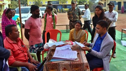 बालोद के स्कूल में जाति प्रमाण पत्र बनने का निरीक्षण करते कलेक्टर।