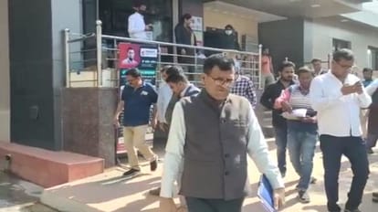 नर्सिंग होम में कार्रवाई के लिए पहुंची प्रशासन की टीम।