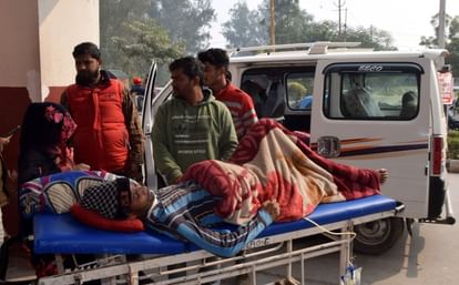 जेएन मेडिकल में डॉक्टरों की हड़ताल के बाद इमरजेंसी से मरीज को वापस ले जाते परिजन