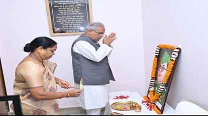 नेताजी के छायाचित्र पर पुष्पांजलि करते सीएम भूपेश बघेल और राज्यसभा सांसद फूलो देवी नेताम