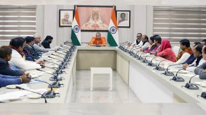 बैठक में मौजूद मुख्यमंत्री योगी आदित्यनाथ।