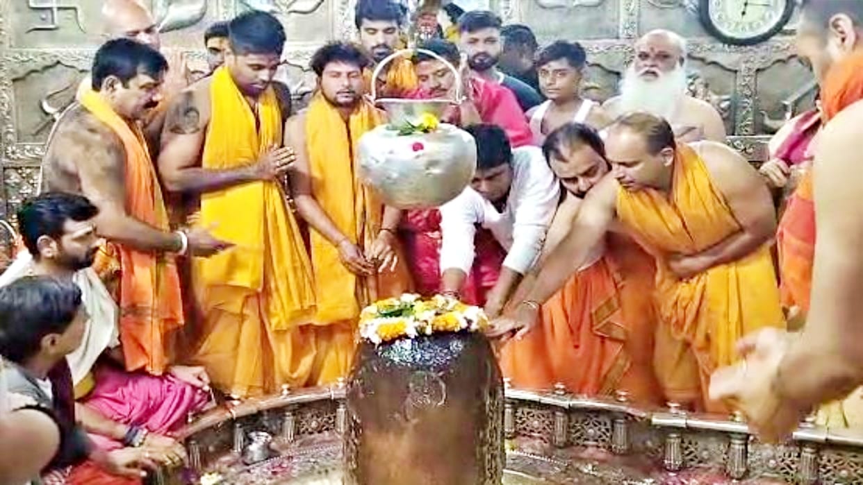 Indian cricket team players reached Mahakal temple