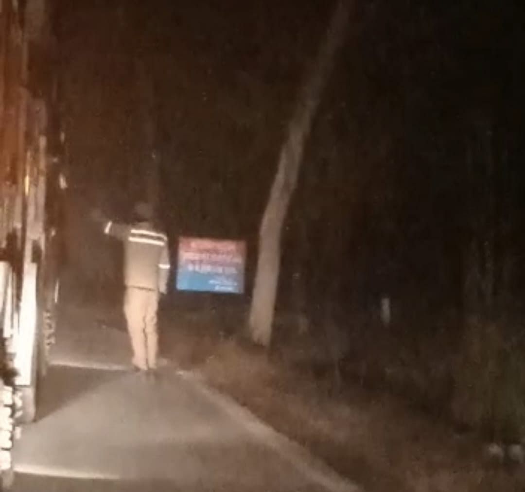 बालू लदे ट्रक से वसूली करता सिपाही