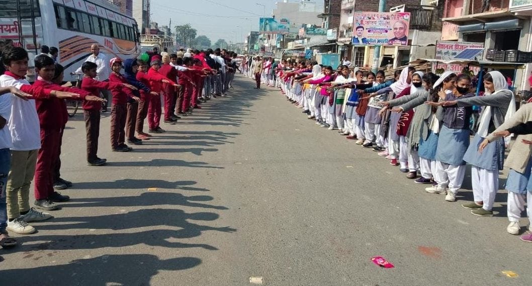 Swearing hand in hand, will not break traffic rules