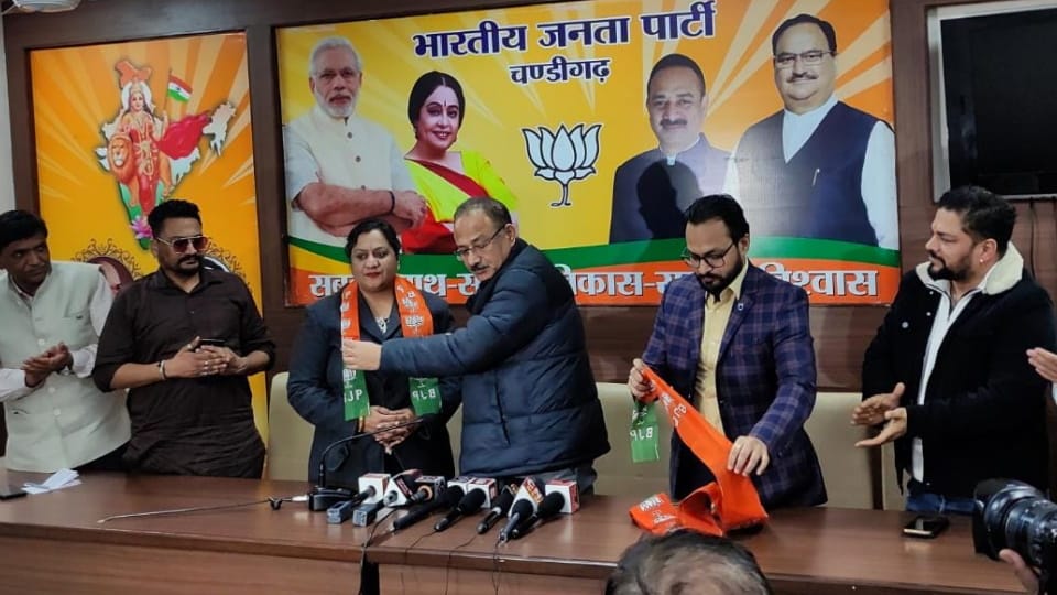 State Women General Secretary of Aam Aadmi Party Amanpreet Kaushal joined BJP in Chandigarh