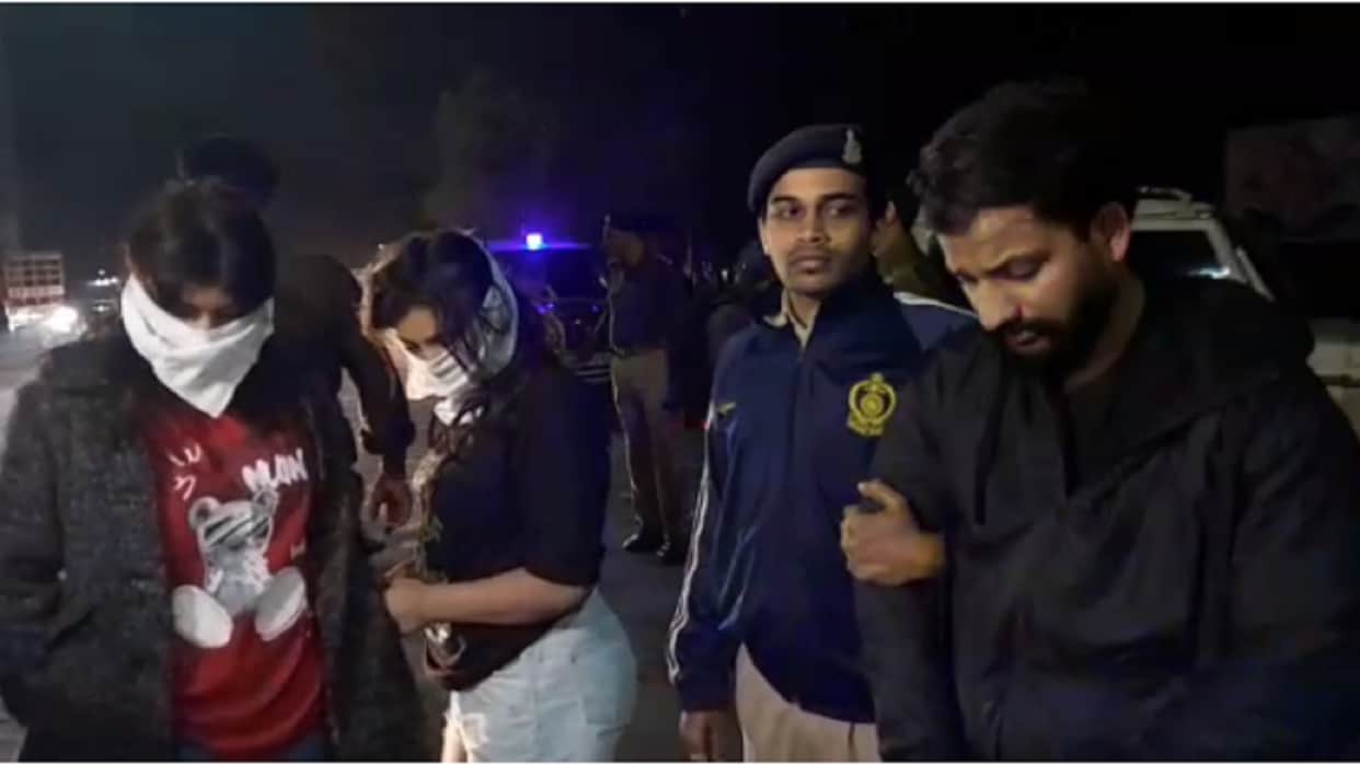 four arrested for romancing on moving bike in chhattisgarh bhilai