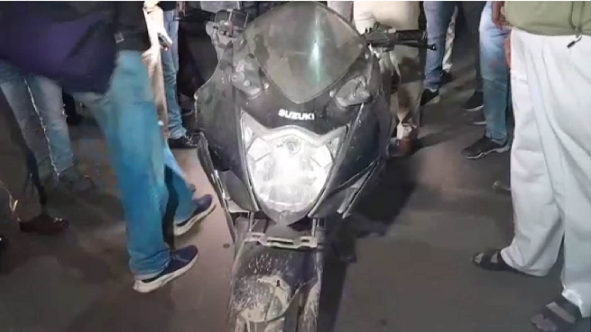 four arrested for romancing on moving bike in chhattisgarh bhilai
