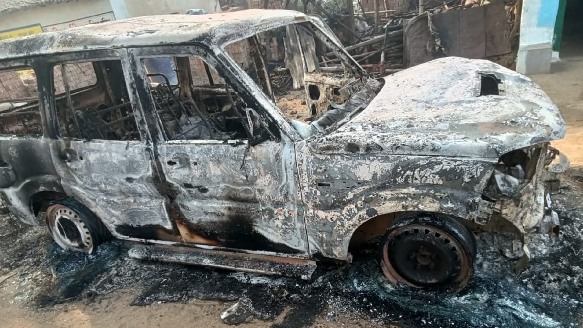 scorpio driver sets his car on fire after vandalizing vehicles in korba