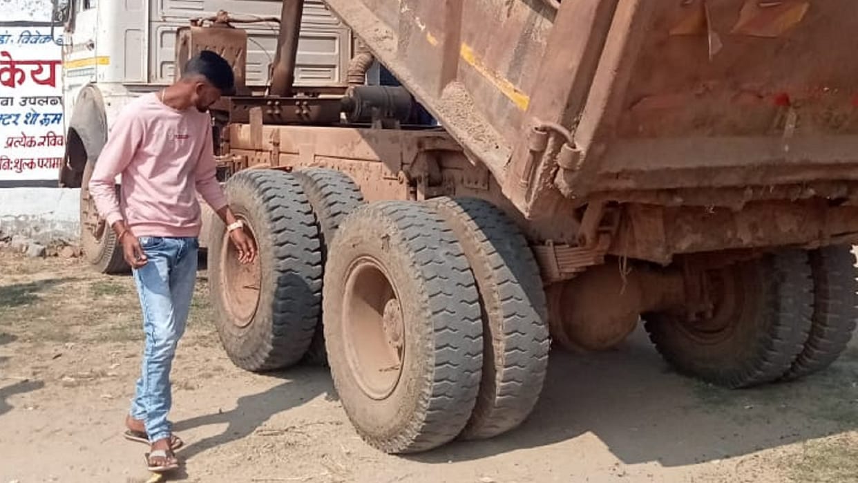 driver crushed to death by truck in chhattisgarh dhamtari