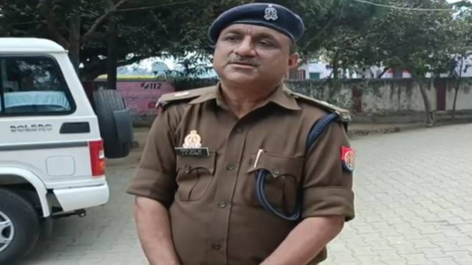 father threw his four innocent children into canal three came out and one is missing In Kasganj
