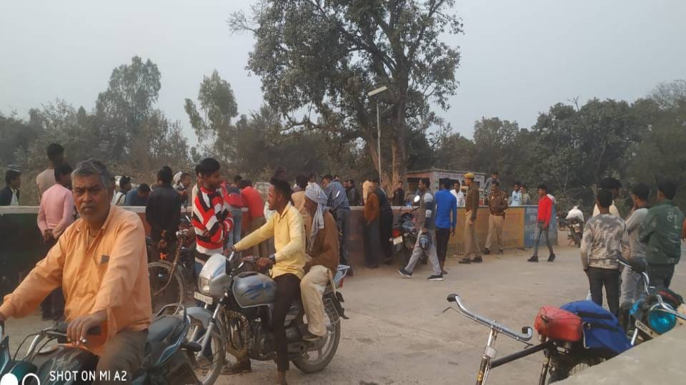 father threw his four innocent children into canal three came out and one is missing In Kasganj