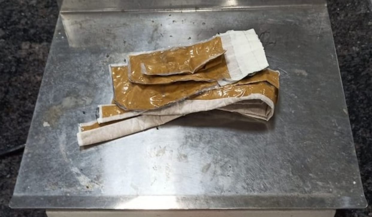 kerala kochi airport custom department seized two kilogram gold smuggle in compound form