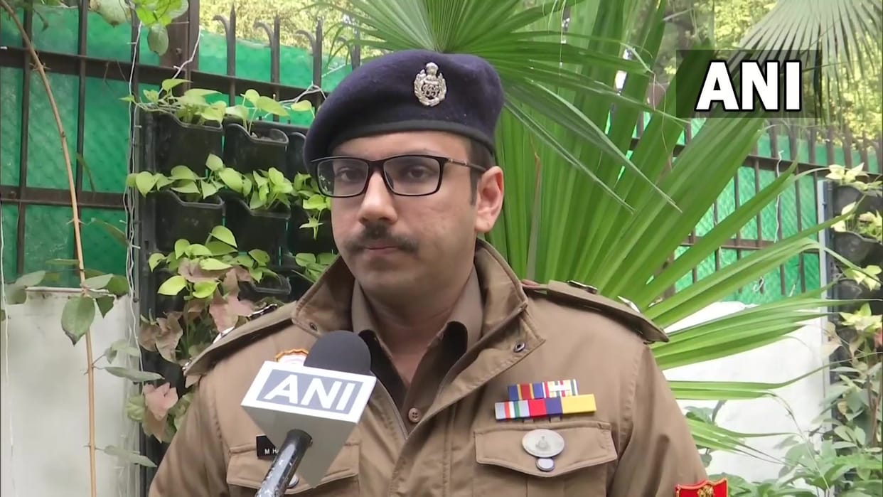 Delhi police head constable stabbed by notorious criminal later injured and arrested in encounter