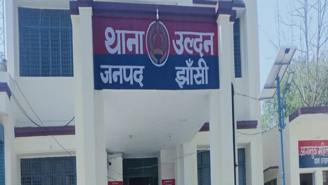 Young man brought to police station in case of theft in Jhansi cut his throat with a knife