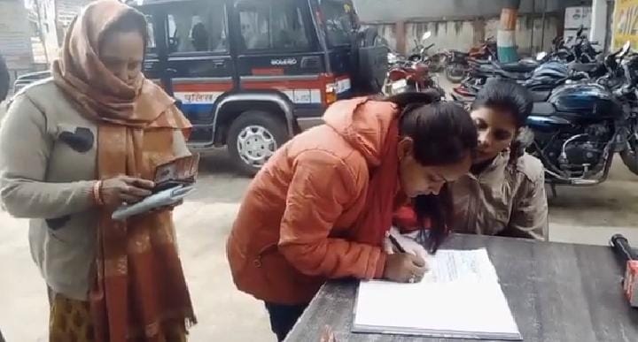 Khushi Dubey Case, Khushi reached the police station after release, signed her first appearance