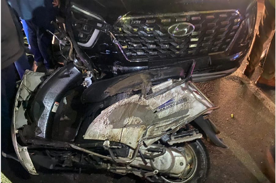 The car dragged the scooty for one km, two girl students were injured