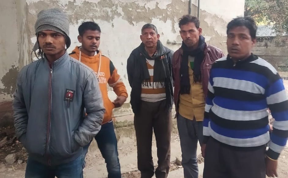 Speeding van overturned in Unnao, one died and five injured, referred in critical condition