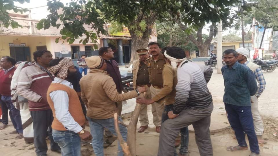 father threw his four innocent children into canal three came out and one is missing In Kasganj