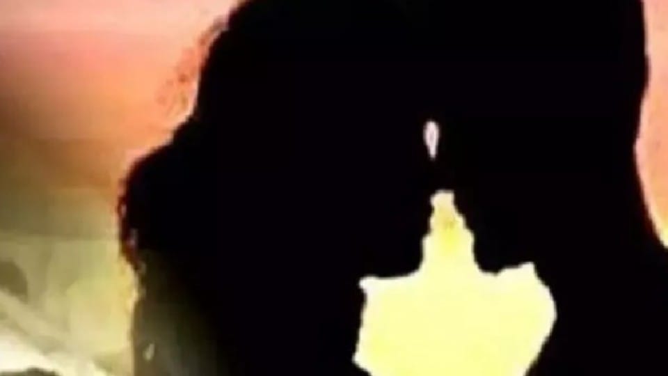 minor girl committed suicide by hanging who caught with her boyfriend in budaun