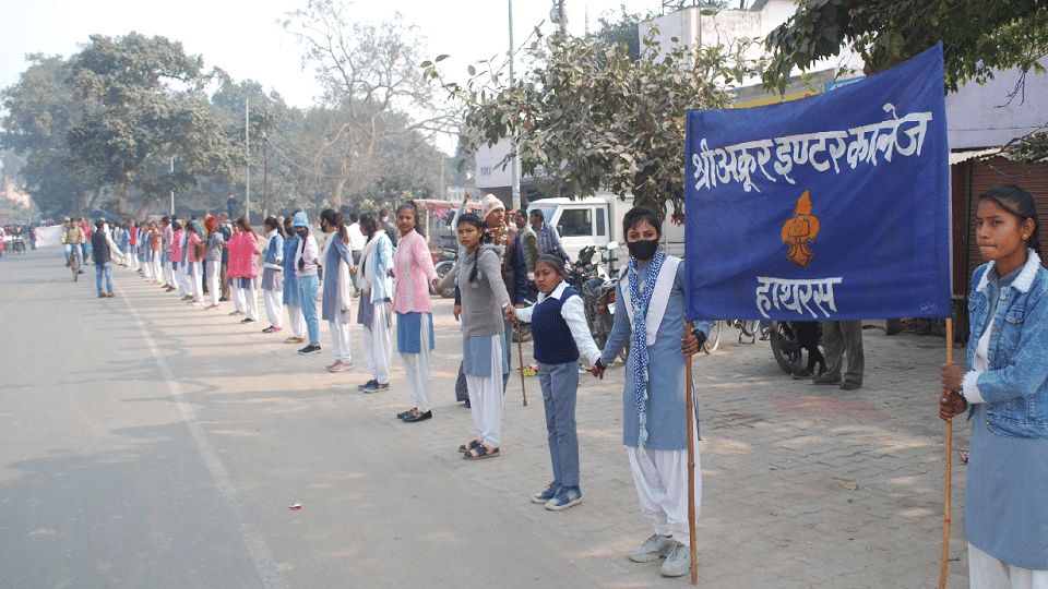 E rickshaws not entered in Hathras due to formation of human chain