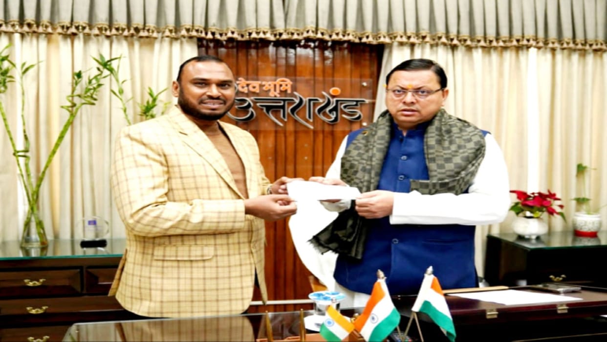 Muzaffarnagar businessman hands over 11 lakh check to CM Pushkar Dhami to help Joshimath victims