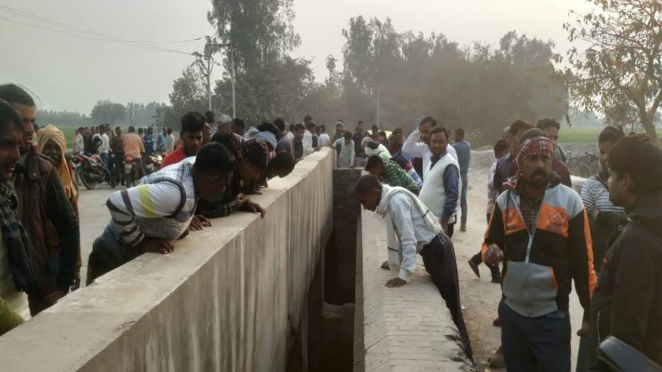 father threw his four innocent children into canal three came out and one is missing In Kasganj